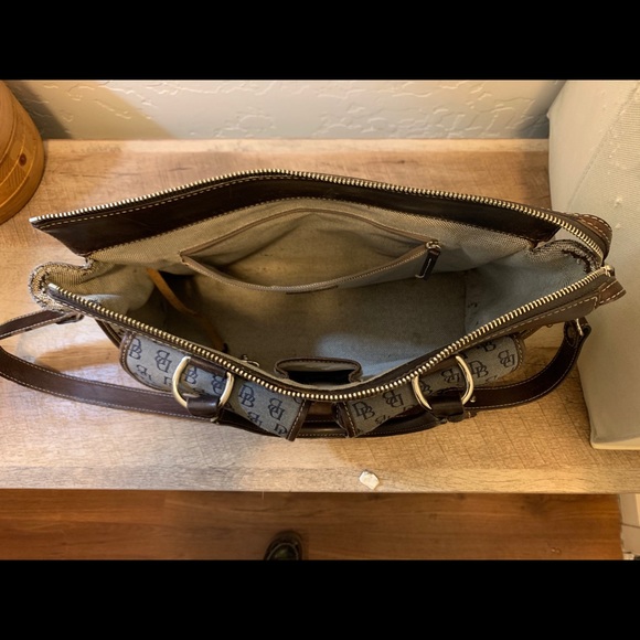 Used Dooney & Bourke purse. - Picture 3 of 6